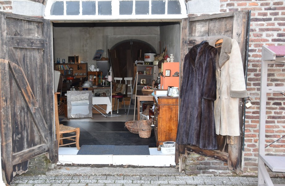 Veiling Van Brocante, Vintage En Antieke Items Uit Een Kasteelschuur ...